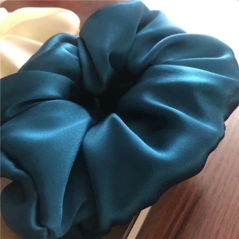 Fényes szatén scrunchies