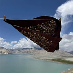 Twill hímzett selyemkendő